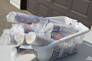 lot 236 image: 400ct 20oz Paper Cups  Laundry Basket