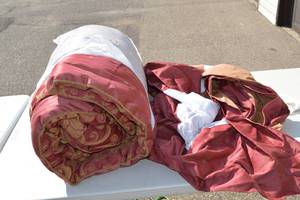 lot 243 image: Bedspread Set Queen SIze