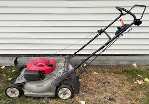 lot 12 image: Honda Harmony Push Mower HRM 215 21 Cut With