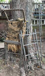 lot 74 image: 17 Rear Entry Metal Ladder Deer Stand With Camo, Tree Stand Lock & Straps