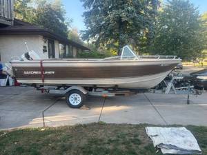 lot 7 image: 1985 Crestliner Nordic 18 FT Boat With 70 Johnson Outboard Motor & Northland Trailor (Needs restoration)