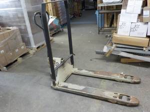 Crown Pallet Jack- does not lift n...