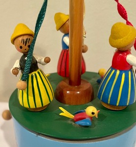 lot 64 image: Vintage Steinbach German Music Figurine
