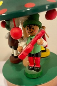 lot 65 image: Vintage Steinbach German Music Figurine