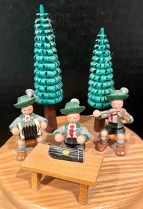 lot 136 image: Vintage Erzgebirge Musical Figurine