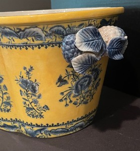 lot 159 image: Amazing Asian Style Basin