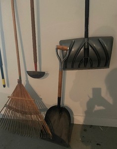 lot 168 image: Long Handled Tool Lot