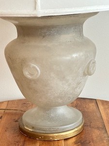 lot 18 image: Beautiful Glass Table Lamp