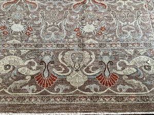 lot 4 image: Gorgeous Large Area Rug