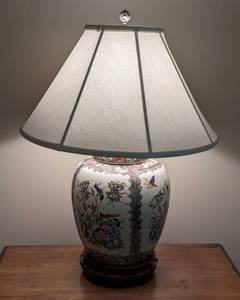 lot 47 image: Gorgeous Asian Painted Ceramic Table Lamp