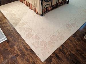 lot 121 image: Decorative Cream Area Rug