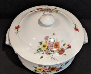lot 122 image: Apilco France Porcelain Covered Dish
