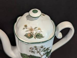lot 123 image: Seltmann Weiden Waldbeere Porcelain Teapot