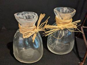 lot 124 image: Decorative Table Clock and Miniature Twos Company Blown Glass Vases