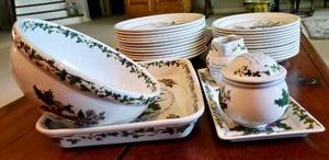 lot 186 image: Portmeirion The Holly and The Ivy Dinner Plates, Serving Bowls and More