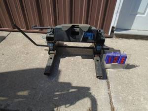 Metal Dyne 5th wheel hitch. Used very litte. 15000 lb. No moutning rails. As shown.