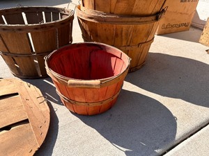 lot 22 image: Variety of Bushel Baskets
