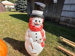 lot 32 image: Vintage Light Up Frosty the Snowman Yard Ornament