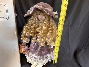 lot 115 image: Paradise Galleries Worlds Finest Collectible Dolls - Nicolette