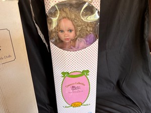 lot 117 image: Paradise Galleries Worlds Finest Collectible Dolls - Dreaming of Love