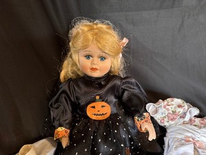lot 118 image: Paradise Galleries Worlds Finest Collectible Dolls - Pumpkin Polly