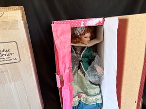 lot 120 image: Paradise Galleries Worlds Finest Porcelain Dolls - Kathleen