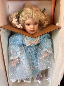 lot 121 image: Paradise Galleries Worlds Finest Porcelain Dolls - Victoria
