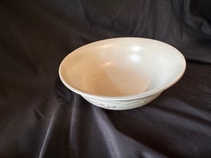 lot 130 image: New Vintage 1980s Pfaltzgraff Heirloom Vegetable Bowl