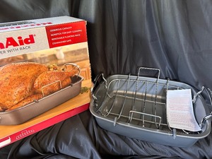 lot 137 image: Kitchen Aid 17x11 Roaster with Rack
