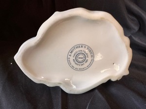 lot 146 image: Avon Mothers Day 1984 Porcelain Figurine - A Mothers Touch