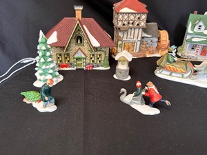 lot 168 image: Department 56 Heritage Village Collection Pieces