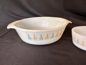 lot 173 image: Anchor Hocking Fire King Vintage Mid Century Modern Candle Glow 1-12 Qt. Casserole and Three Custard Dishes