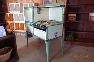 lot 178 image: Clark Jewel Stove top insulated drawer needs adjustment currently taped shut 43x20.5x50
