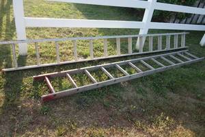 lot 157 image: Werner 28 aluminum extension ladder