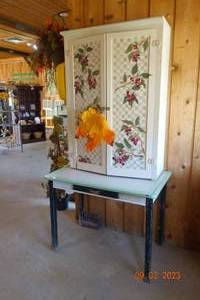 lot 184 image: 2 piece Lime green table hutch 40x25x79
