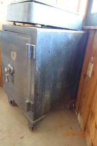 lot 185 image: The Reliable safe and lock company D.C. FREIBERG 20x21x32