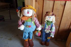 lot 212 image: Scarecrows