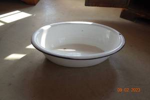 lot 233 image: 27 wide Enamel white wash dish