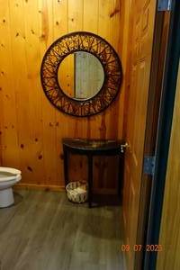 lot 68 image: Contents of Bathroom