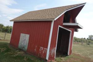 lot 39 image: Petting Zoo Barn