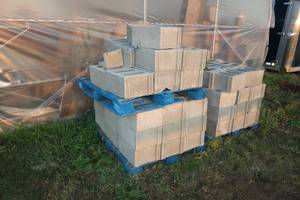 lot 86 image: Pallets of Cinder Blocks