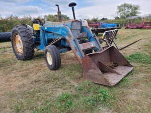 lot 5 image: Ford 5000 Tractor with Forks and Bucket