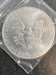 lot 10 image: 2015 AMERICAN SILVER EAGLE 1 TROY OZ .999 FINE SILVER