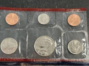 lot 26 image: 1991 US MINT SET