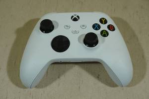 lot 12 image: Microsoft XBOX Wireless Controller -White