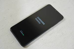 lot 13 image: Samsung Smartphone