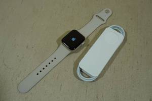 lot 48 image: Apple Watch SE 40mm Smart Watch with GPS