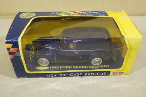 lot 109 image: Motor Max 124 Die-Cast Model 1940 Ford Sedan