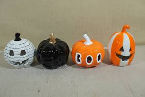 lot 128 image: 4 Ceramic Light-Up Pumpkins
