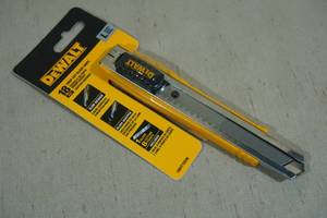 lot 157 image: DeWalt 18mm Snap-Off Blade Knife